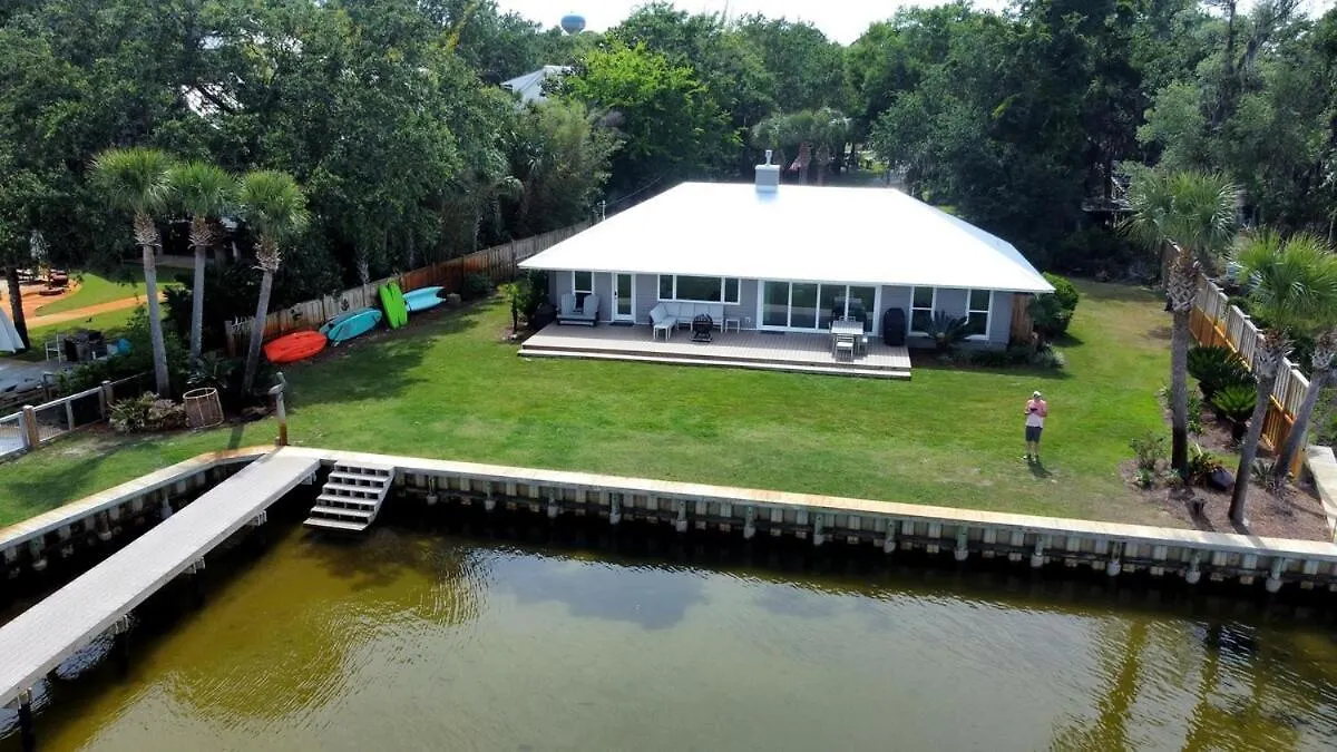 Vakantiehuis Hidden Gem With New Patio And Private Dock