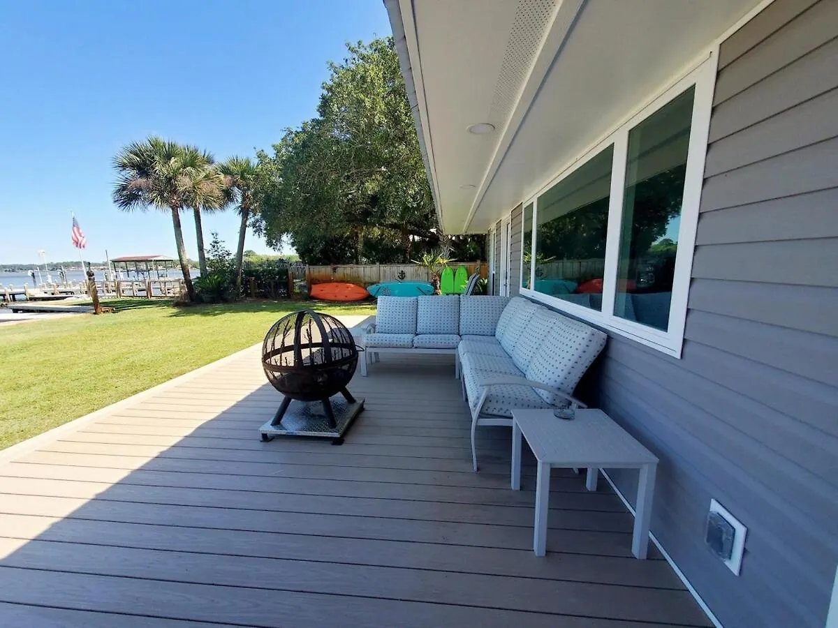 Holiday home Hidden Gem With New Patio And Private Dock
