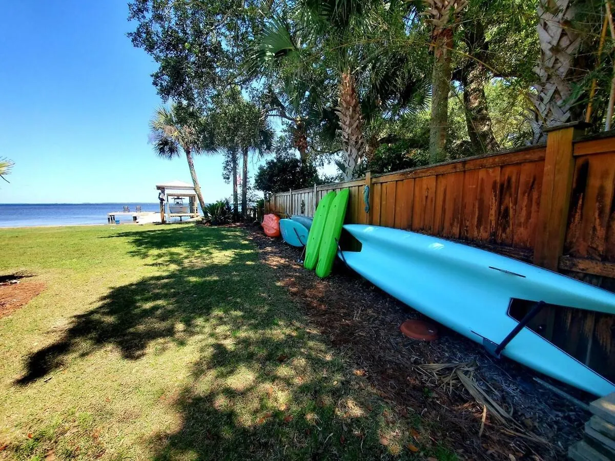 Holiday home Hidden Gem With New Patio And Private Dock