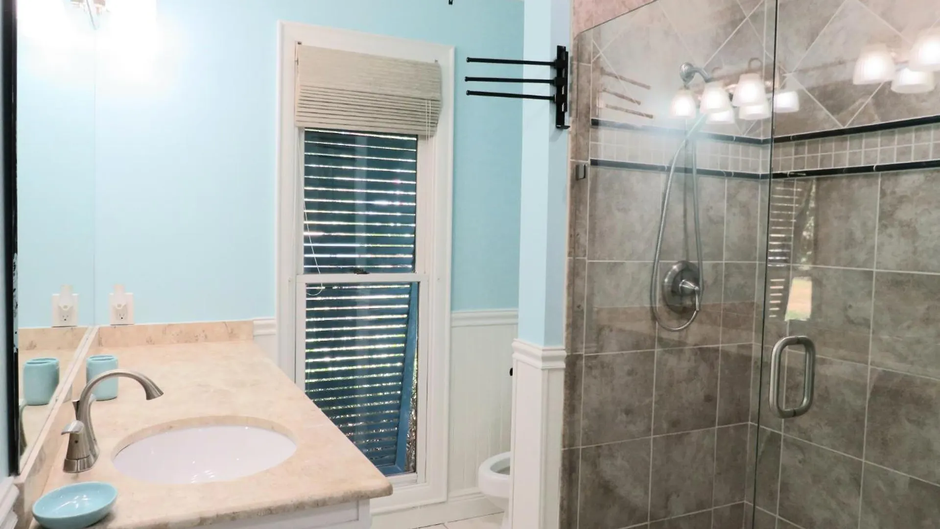 Holiday home Hidden Gem With New Patio And Private Dock